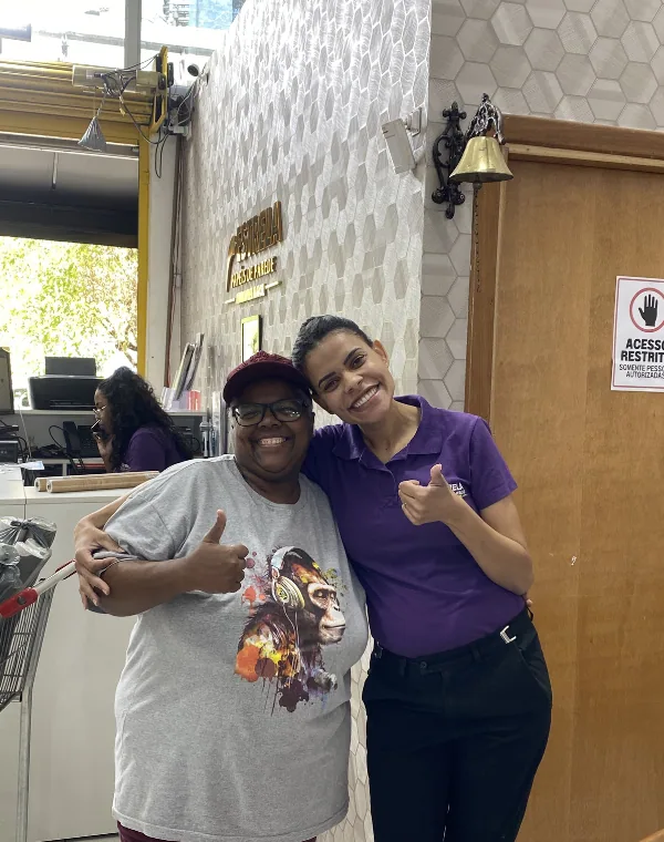 Cliente satisfeito na loja Estrela